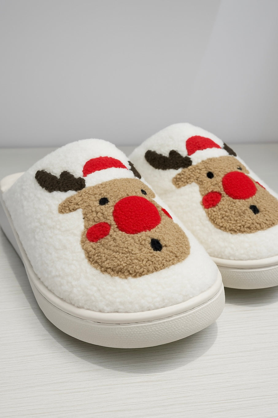 Pantuflas Fuzzy Rudolphs Red